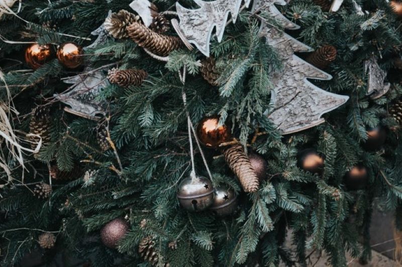 Tips and Tricks For Hanging And Displaying Artificial Christmas Wreaths And Garlands