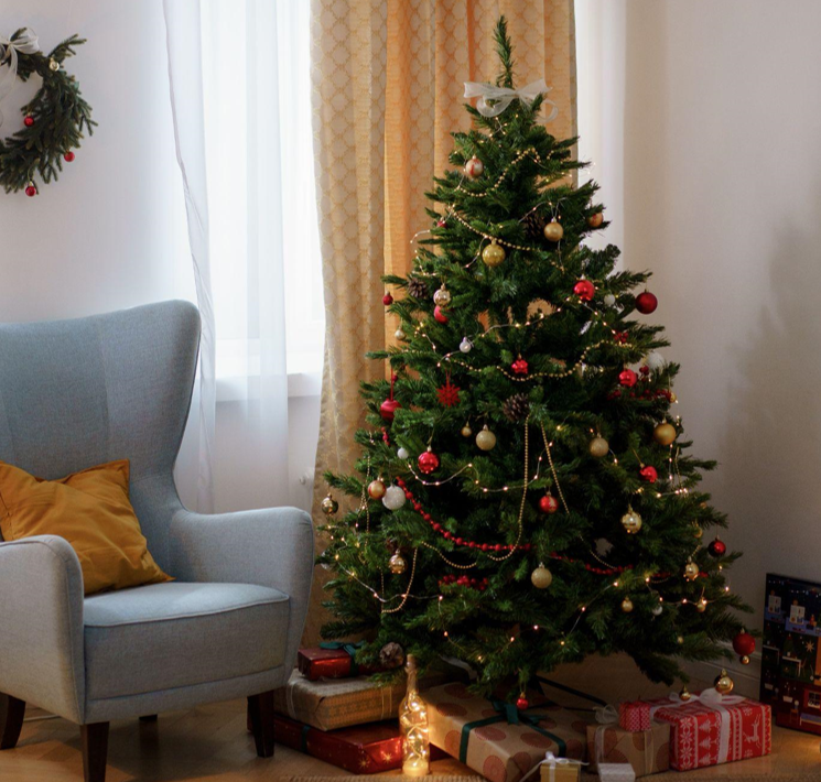 How to Choose the Perfect Christmas Tree for Your 9-Foot Ceiling